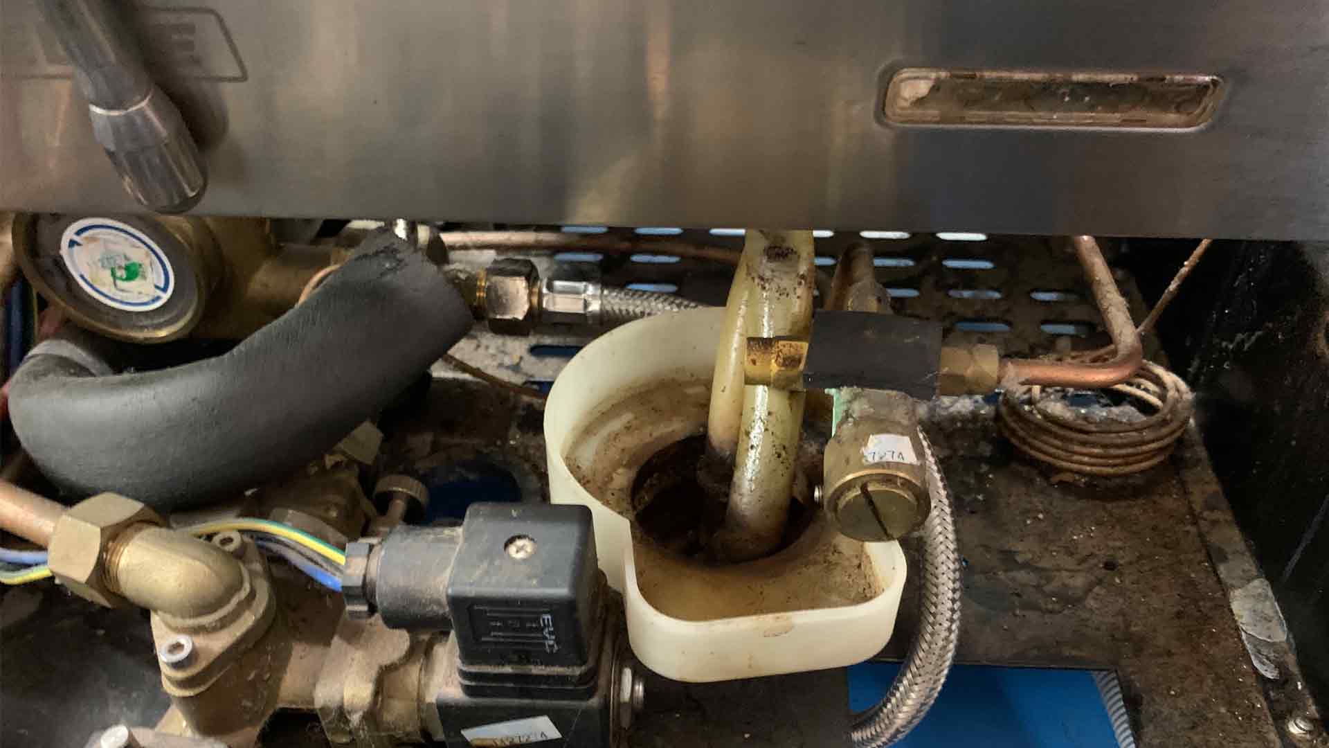 Siebträgermaschine mit Ölen und Kaffeeresten